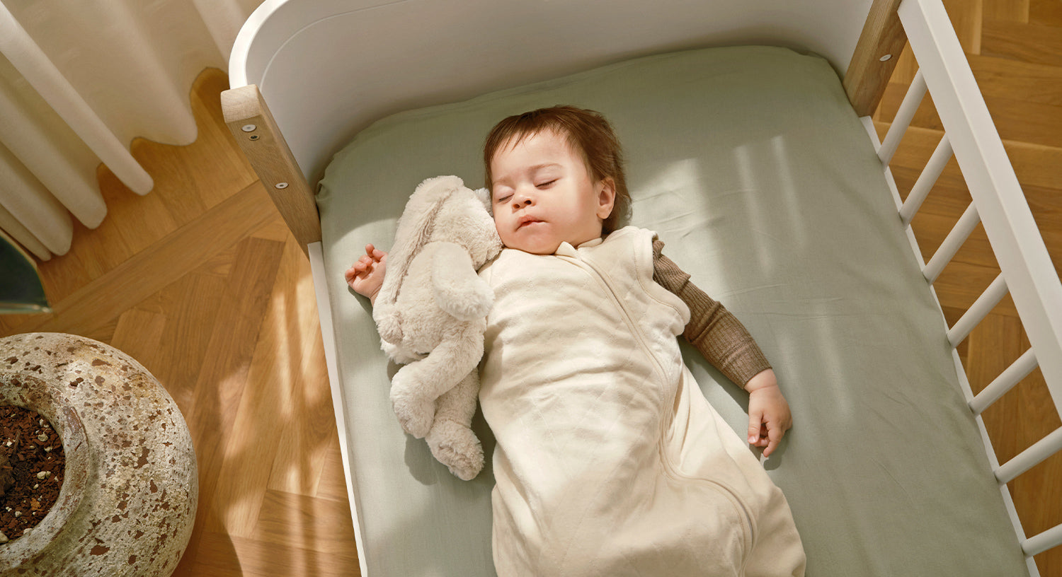 Baby Schlaft Mit Angezogenen Beinen