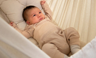 Das Baby schläft unruhig