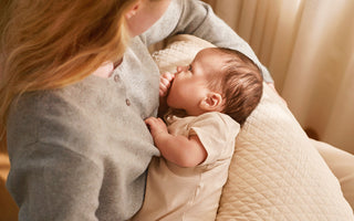 Baby schläft beim Stillen ein