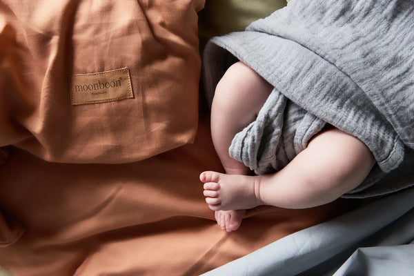 Warum schlafen Babys mit den Armen nach oben?